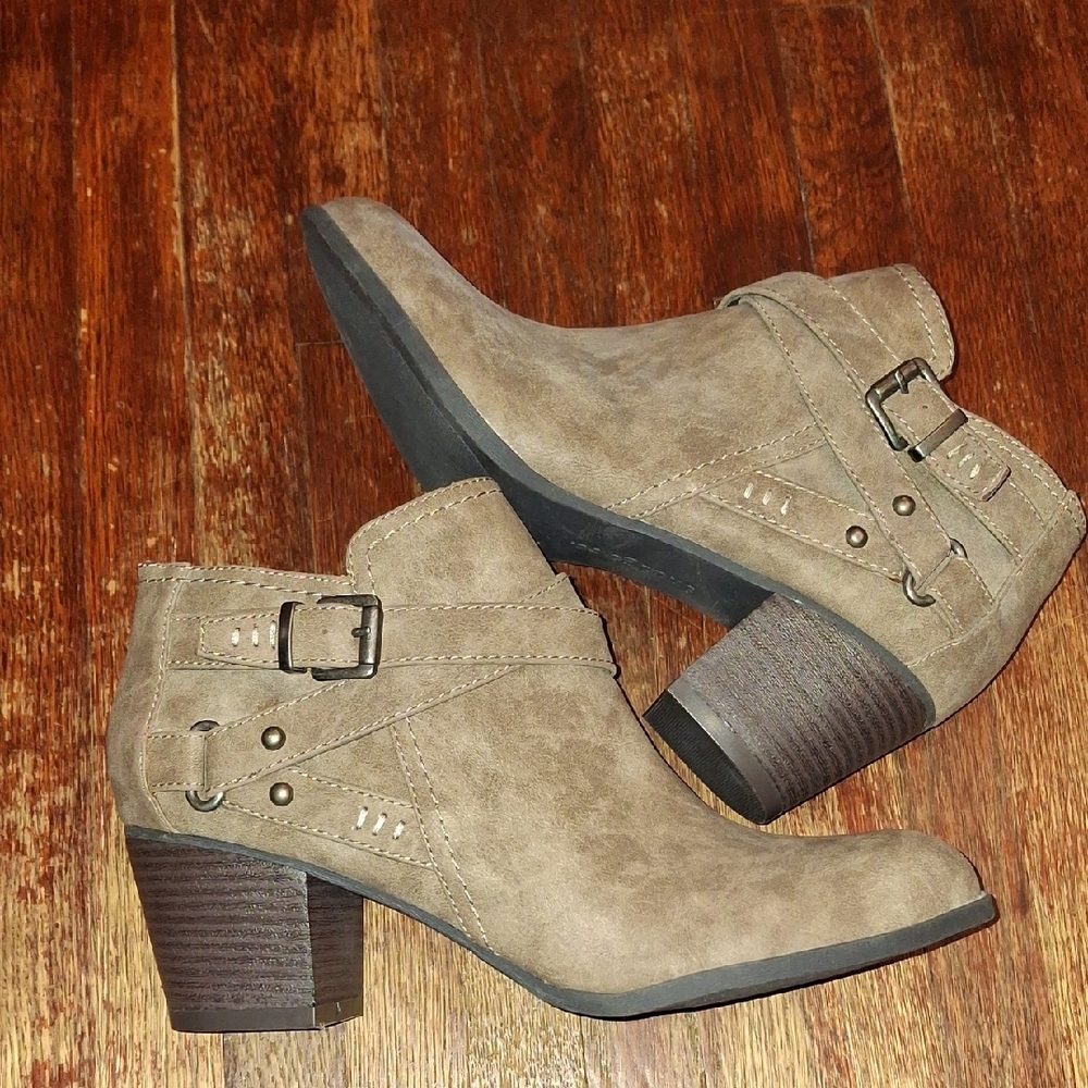 NWOT Indigo Rd Tan Brown Ankle Heeled Boots